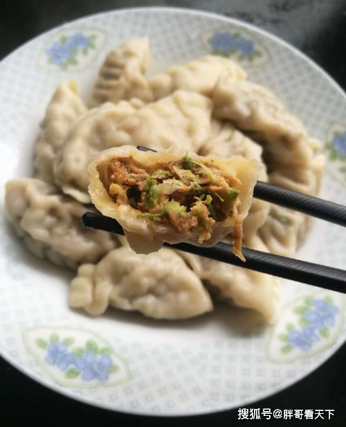槐花入夏天餐桌，充满香气的花卉食品 花香与面香的完美邂逅饼子